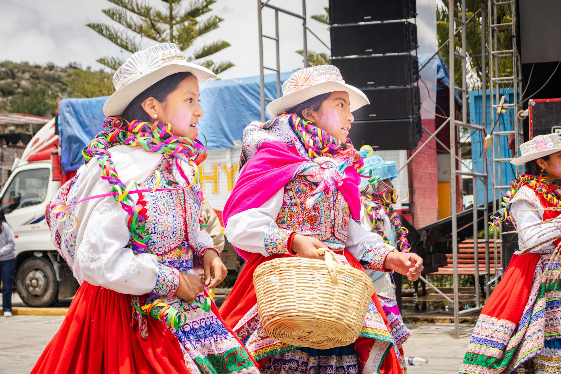 Dziewczynki w tradycyjnych strojach na festiwalu w Cabanaconde, Peru