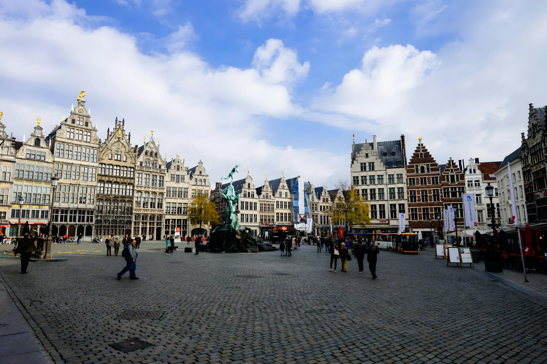 Kamienny rynek z fontanną na tle zabytkowych kamienic