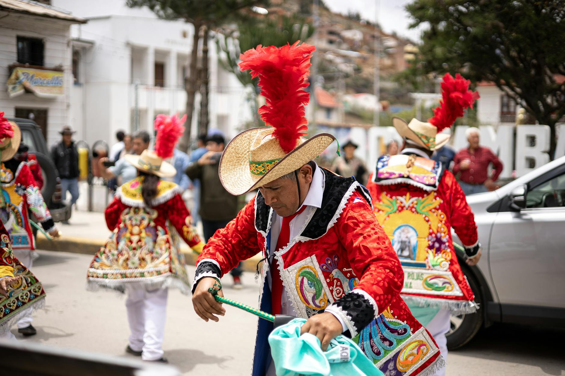 Tancerze w kolorowych strojach podczas ulicznego festiwalu w Peru Tancerze w kolorowych strojach podczas ulicznego festiwalu w Peru