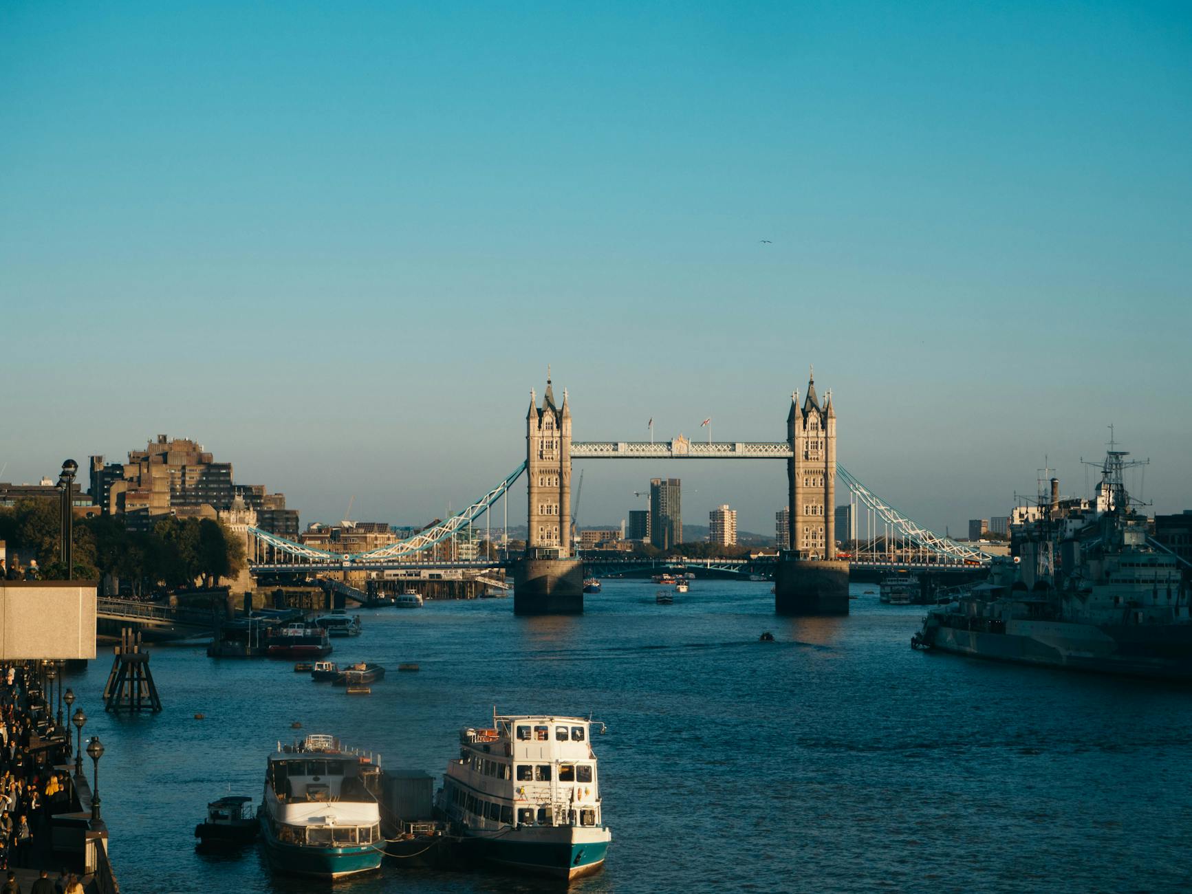 Most Tower Bridge nad Tamizą na tle panoramy Londynu