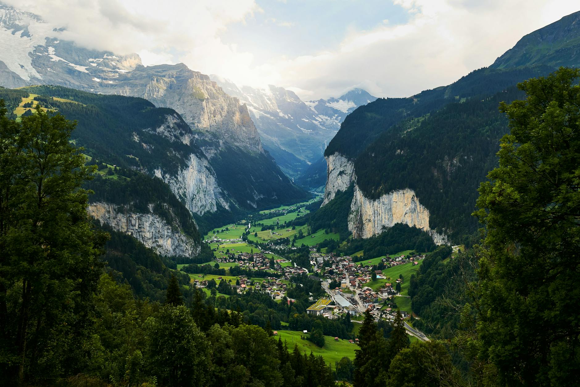 Panorama doliny Lauterbrunnen otoczonej wysokimi górami