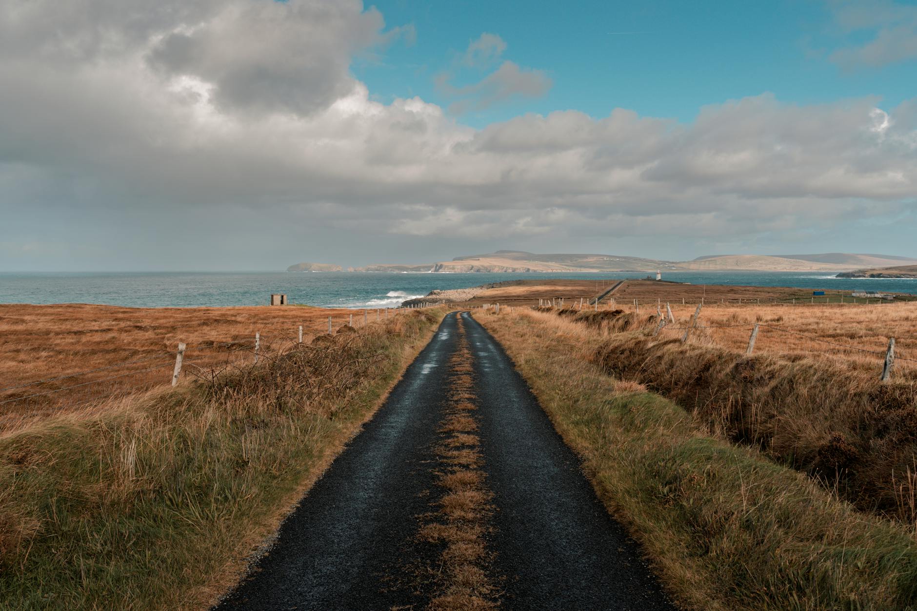 Wiejska droga nad oceanem i klifami na wybrzeżu Irlandii