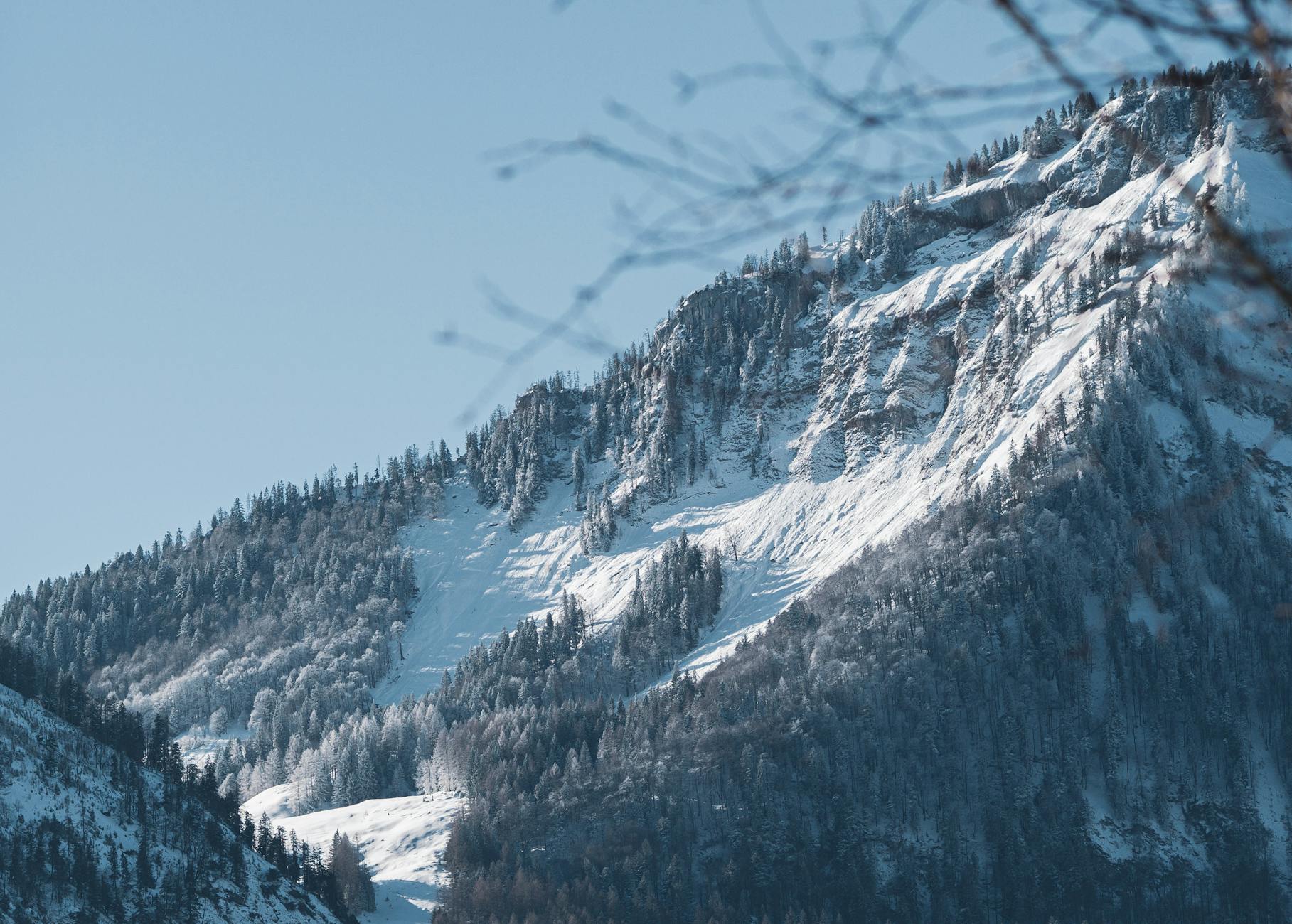Alpy Austriackie latem czy zimą: kiedy jechać i czego się spodziewać Zimowy krajobraz ośnieżonych szczytów Alp Austriackich
