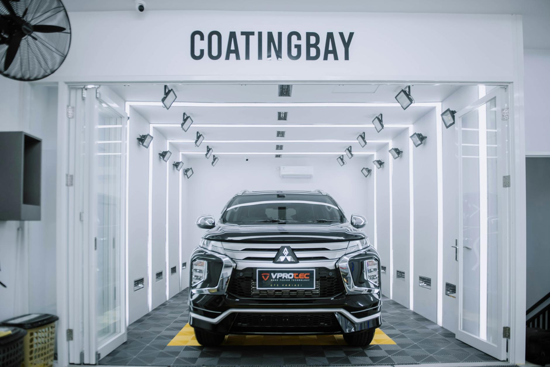 Czarny SUV Mitsubishi w nowoczesnym studiu nakładania powłok ceramicznych