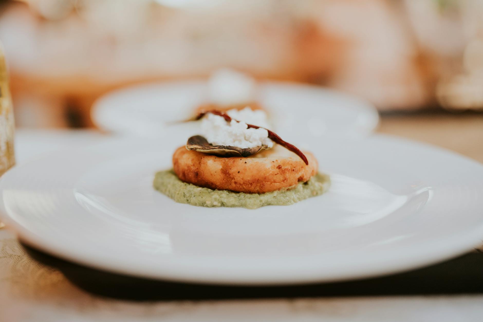 Elegancko podana przystawka w restauracji dla smakoszy