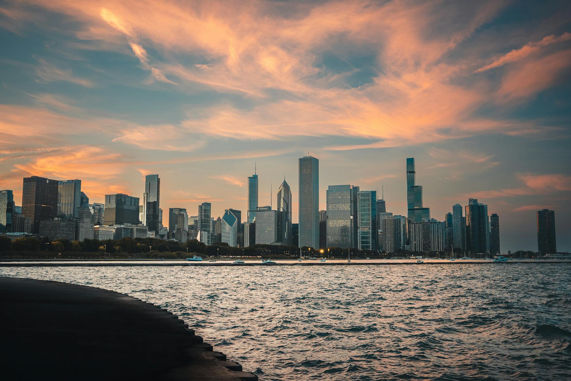 Panorama Chicago o zachodzie słońca nad jeziorem Michigan
