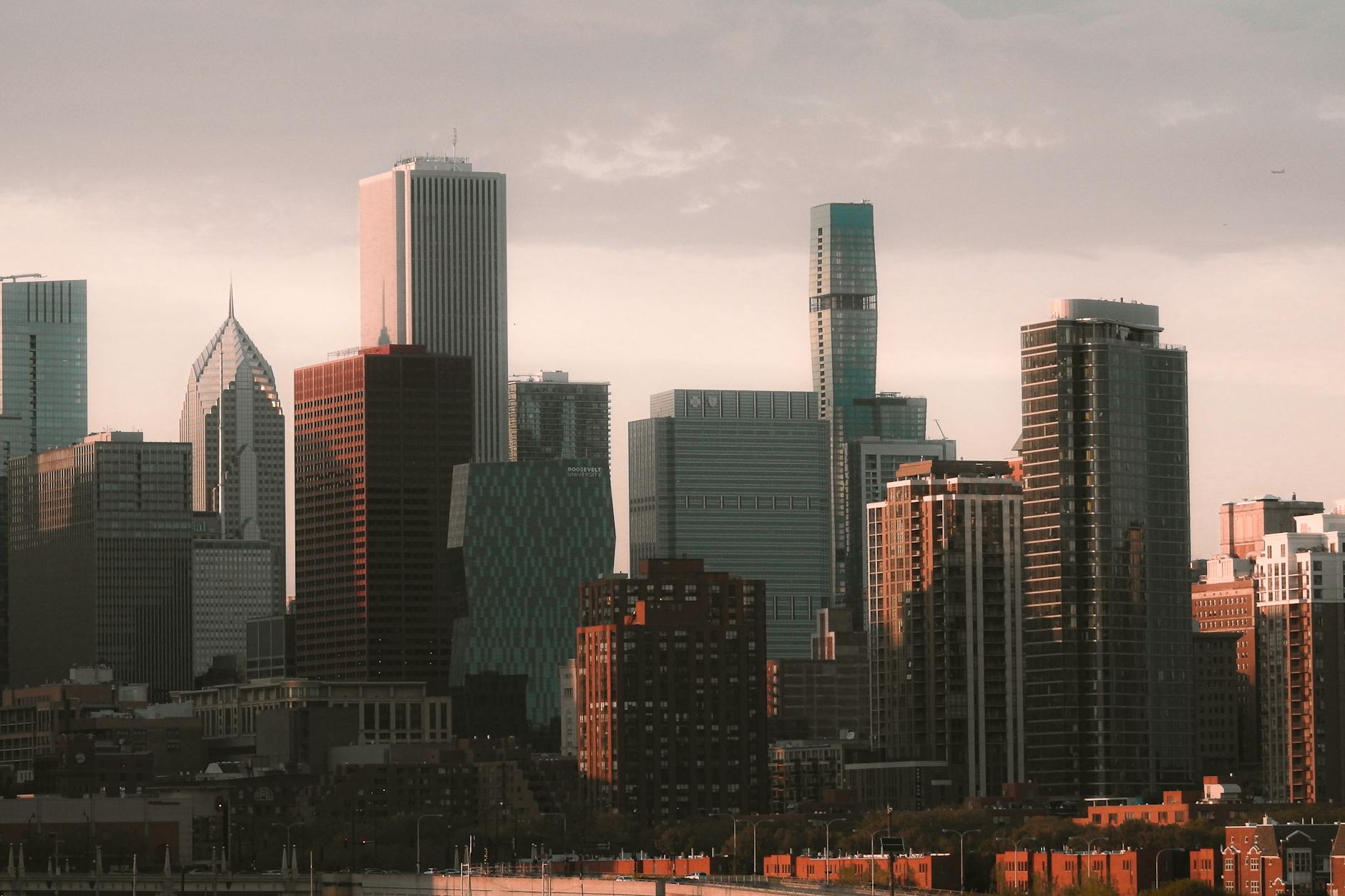 Panorama Chicago o zachodzie słońca z widokiem na drapacze chmur