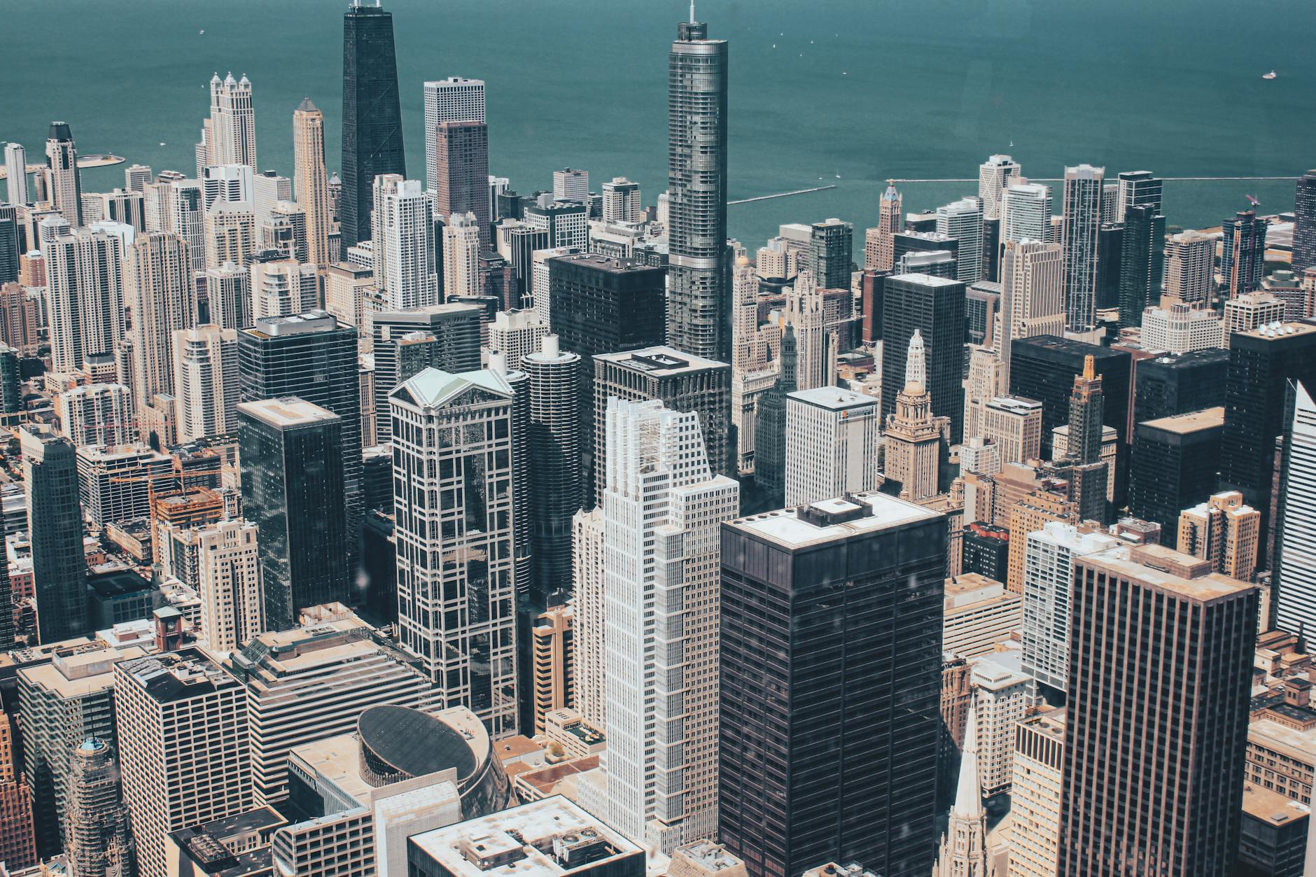 Panorama Chicago z lotu ptaka z wieżowcami nad jeziorem Michigan