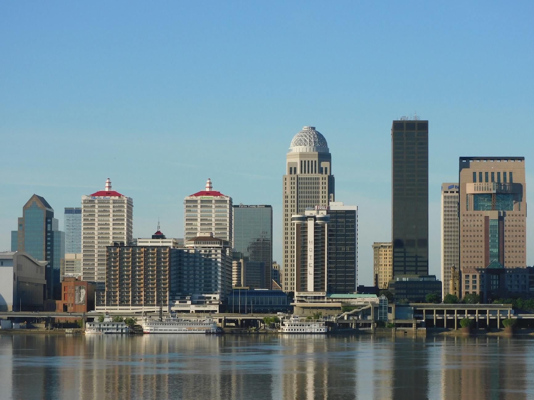 Panorama Louisville z nowoczesnymi wieżowcami odbijającymi się w rzece