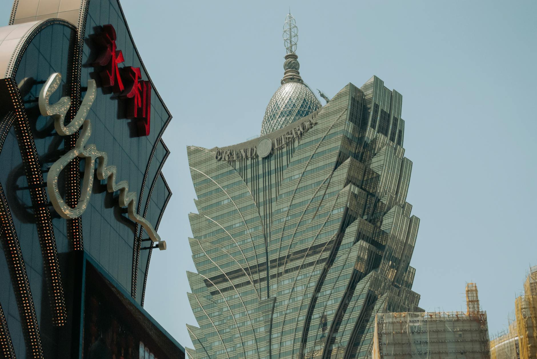 Panorama Makau z hotelami Grand Lisboa i Wynn o charakterystycznej architekturze
