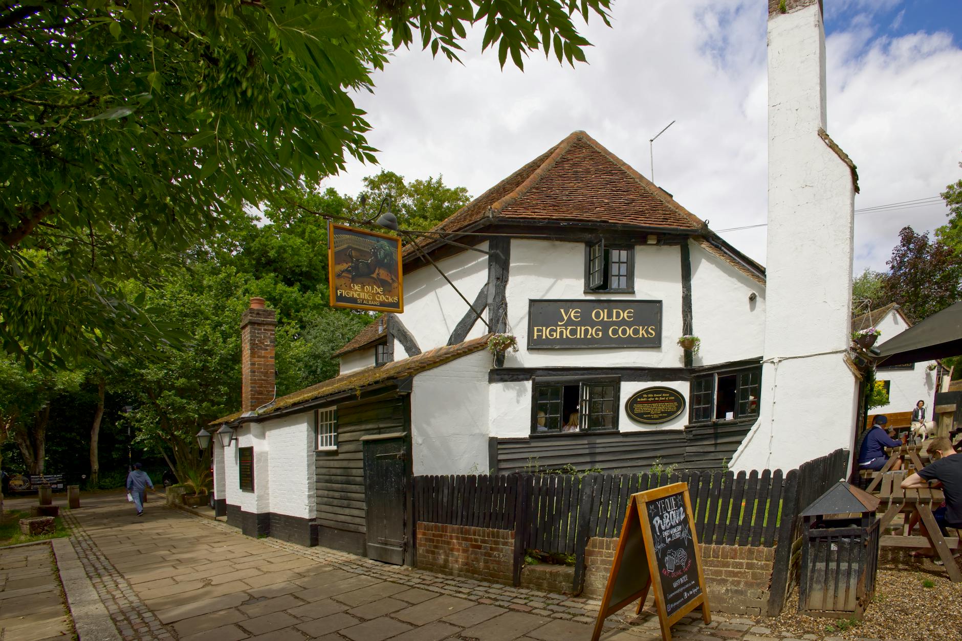 Zabytkowy pub Ye Olde Fighting Cocks w St Albans w Anglii