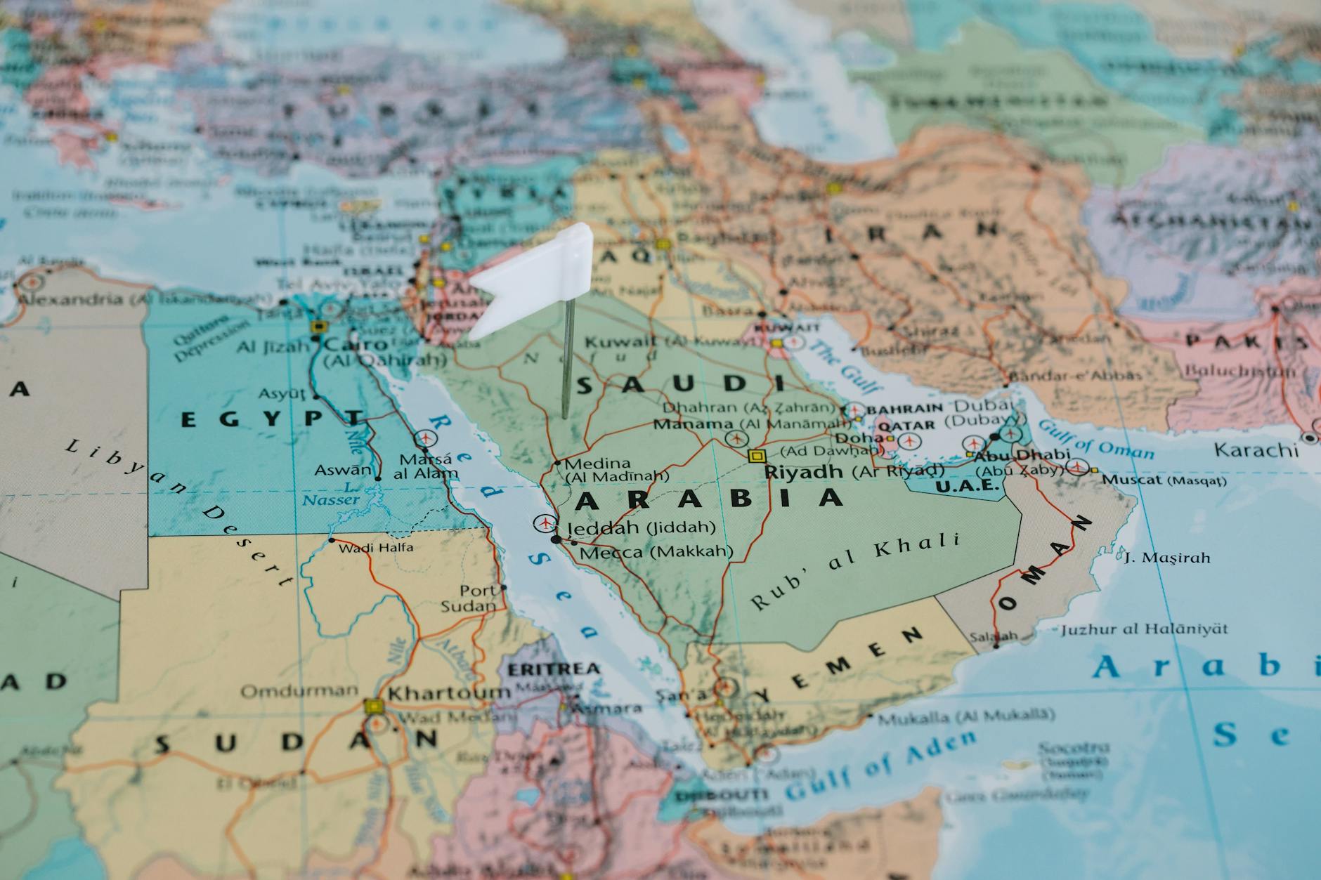 Zbliżenie mapy Bliskiego Wschodu z zaznaczoną Arabią Saudyjską