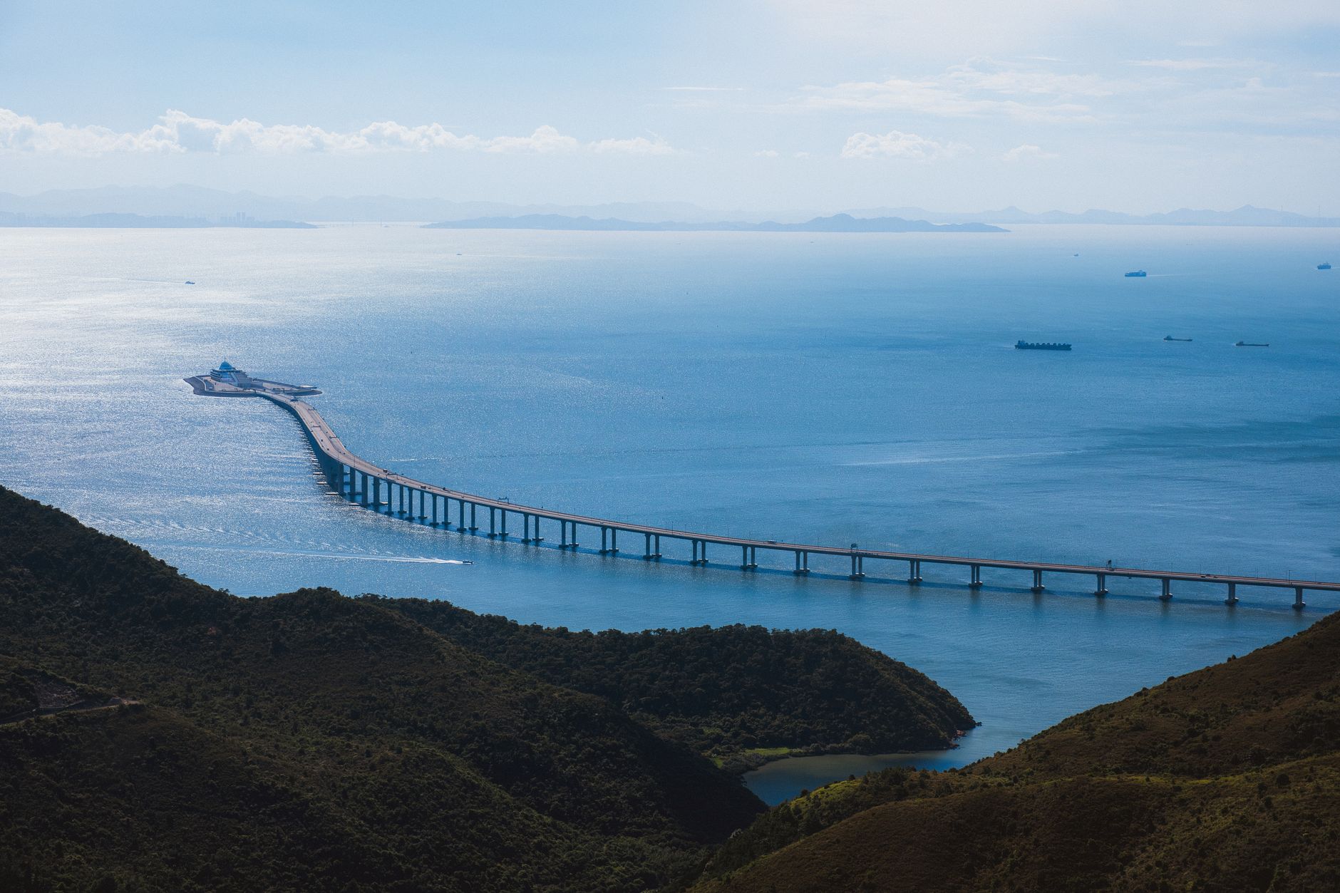 Most Hongkong-Zhuhai-Makau z lotu ptaka nad spokojnymi wodami