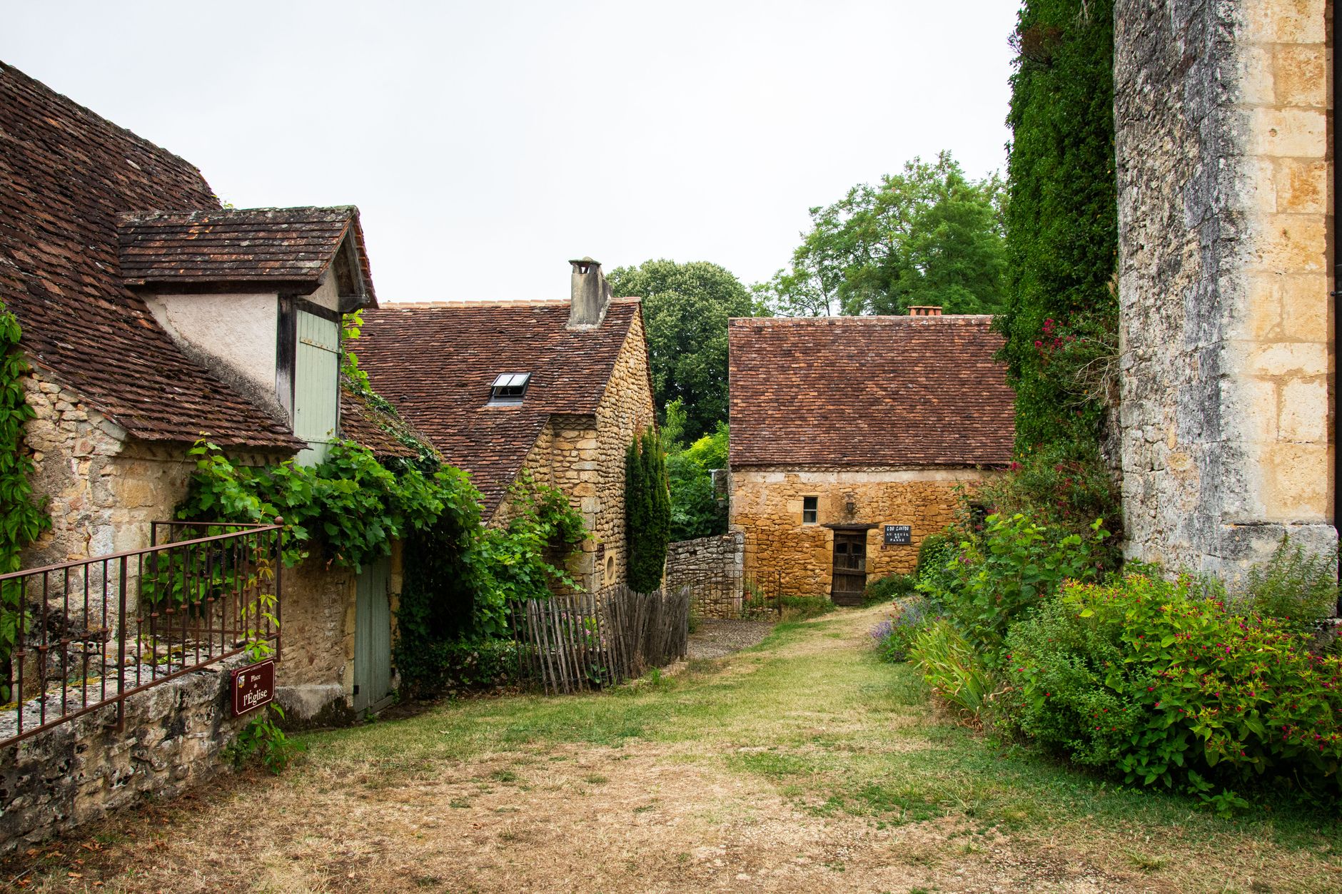 Kamienne domki w spokojnej wiosce Nouvelle-Aquitaine