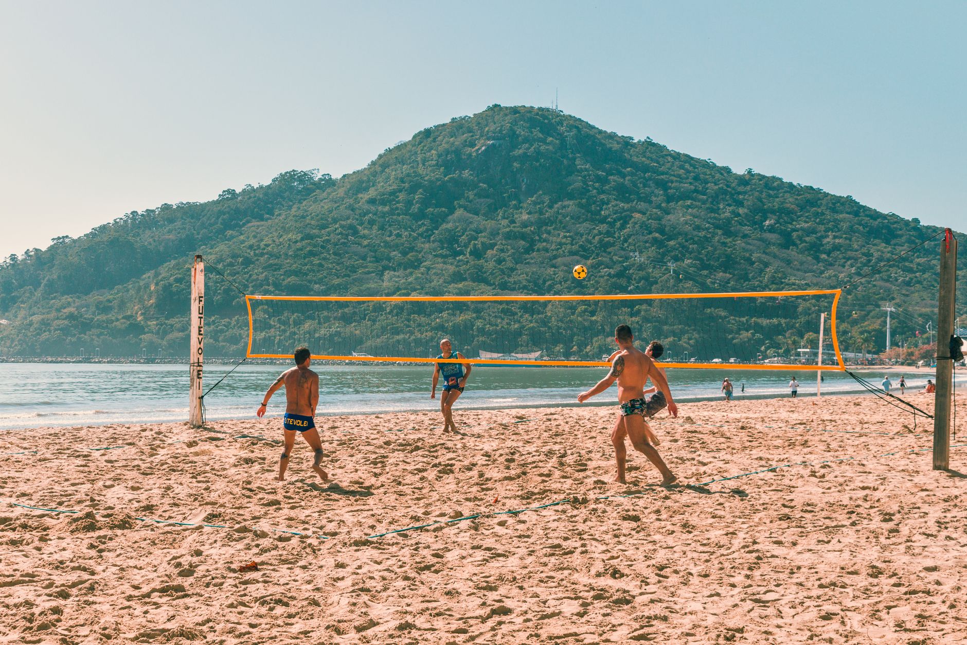 Mężczyźni grający w siatkówkę plażową w Balneário Camboriú, Brazylia