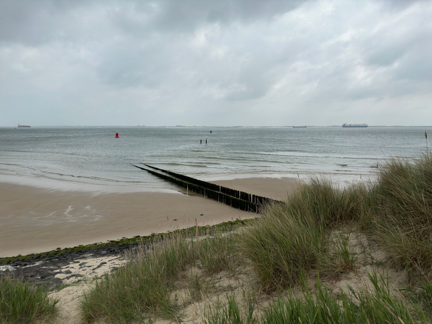 Spokojne, pochmurne wybrzeże w Vlissingen nad Morzem Północnym