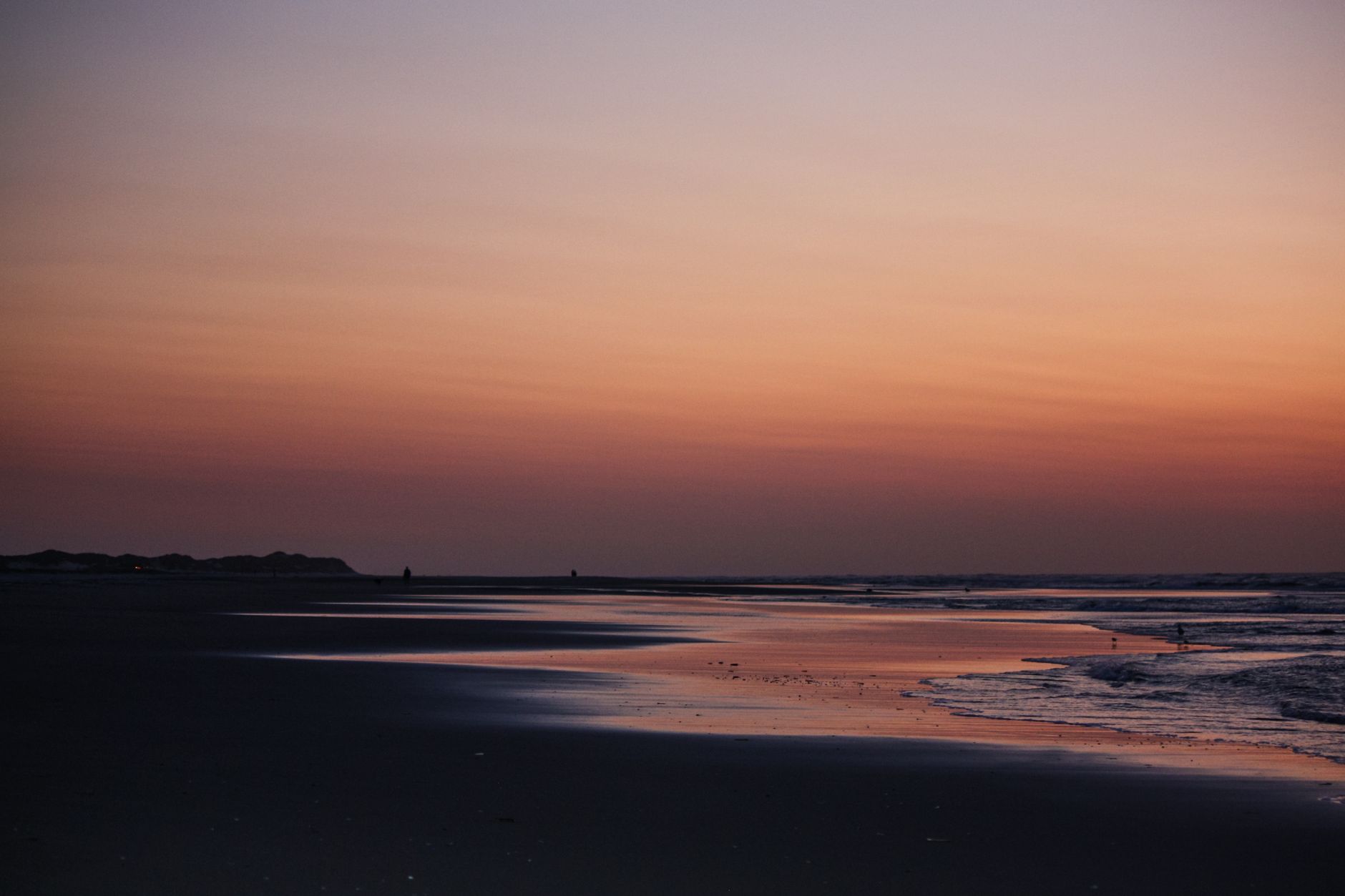 Holenderskie wybrzeże: spokojne plaże Morza Północnego idealne na wakacje bez tłumów Spokojny zachód słońca nad plażą na holenderskim wybrzeżu