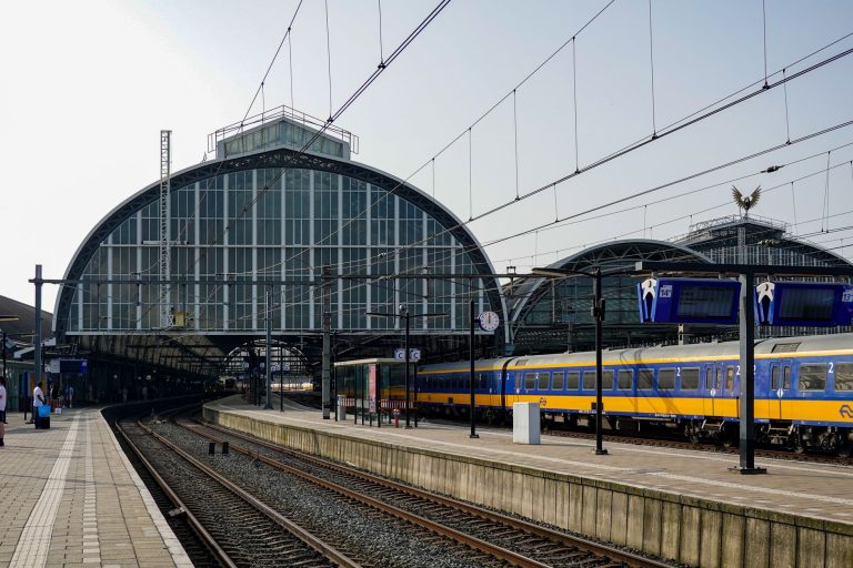 Dworzec Centralny w Amsterdamie z pociągiem przy peronie