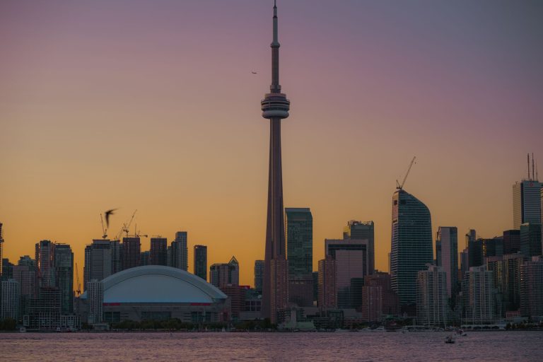 Panorama Toronto o zachodzie słońca z wieżą CN i odbiciem w wodzie