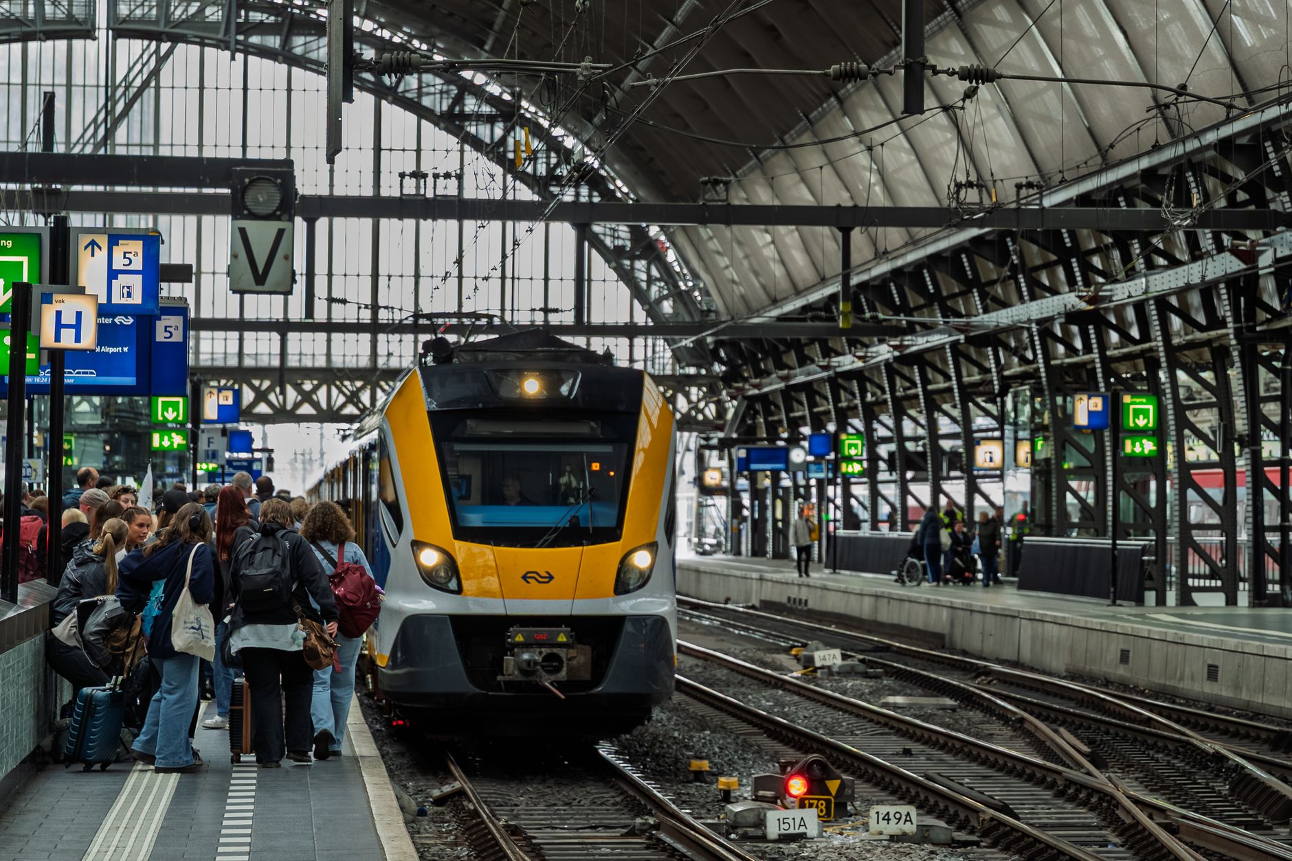 Schiphol: jak dojechać z lotniska do centrum Amsterdamu tanio i szybko?