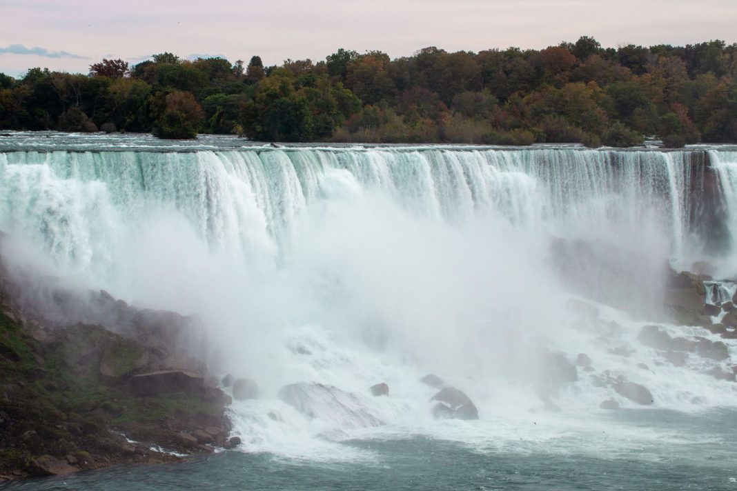 Wodospad Niagara we mgle i jesiennej scenerii
